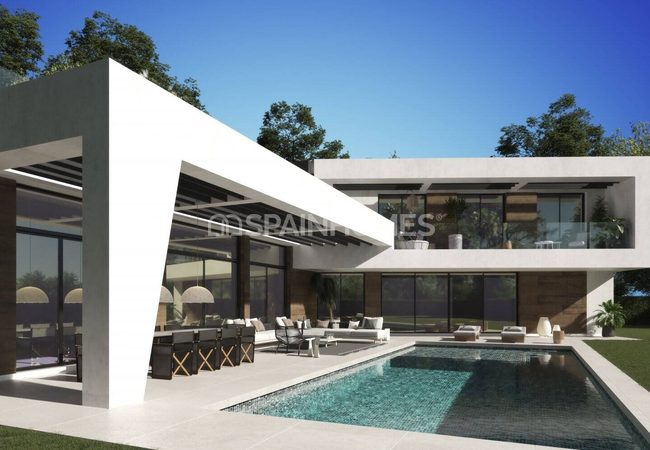 Greatly Located Prestigious Detached Villa in Marbella 2