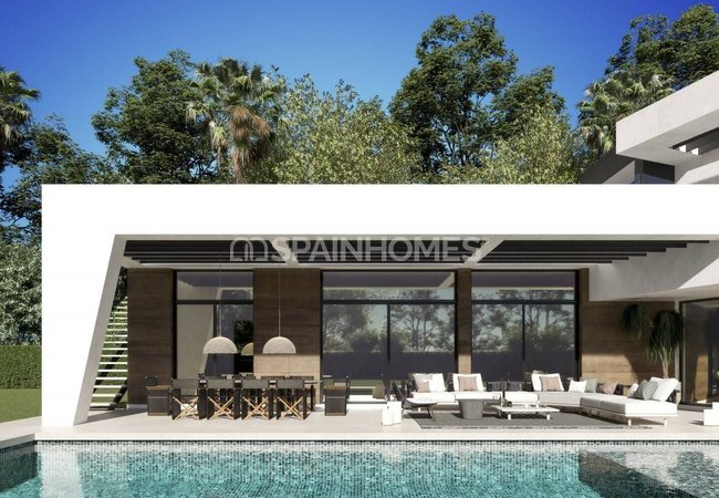 Greatly Located Prestigious Detached Villa in Marbella 3
