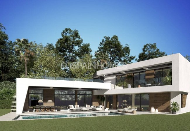 Greatly Located Prestigious Detached Villa in Marbella 1