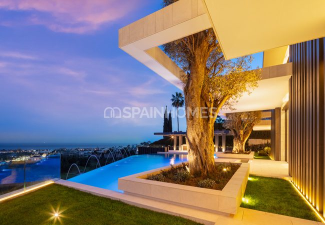 Exclusive Golf Villa with Infinity Pool in Benahavis 17