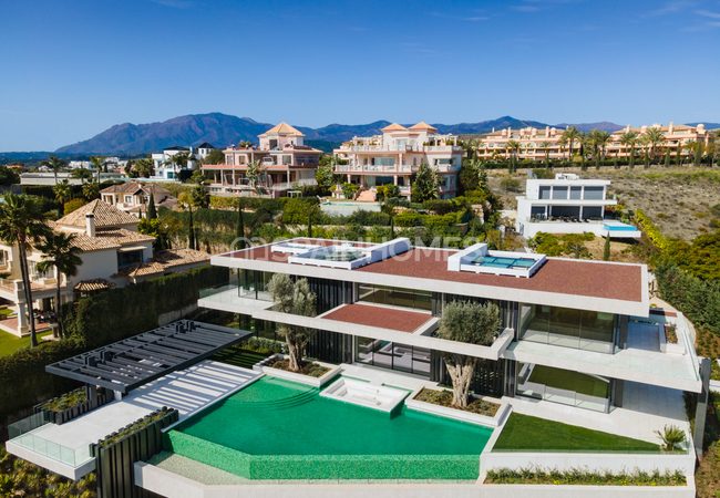Exclusive Golf Villa with Infinity Pool in Benahavis 3