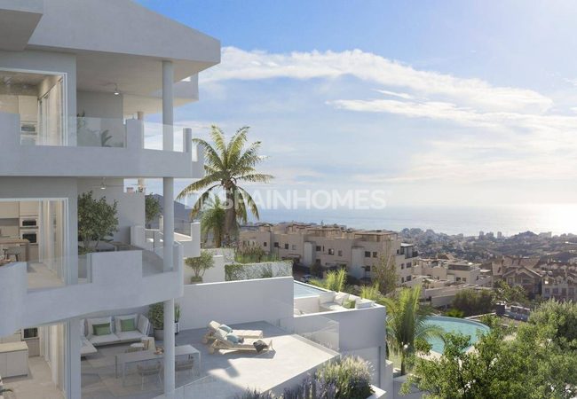 Benalmadena'da Şehir ve Doğa Manzaralı Geniş Daireler 3