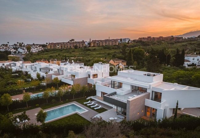 Estepona'da Yeni Altın Mil Üzerinde Satılık Ferah Evler 16