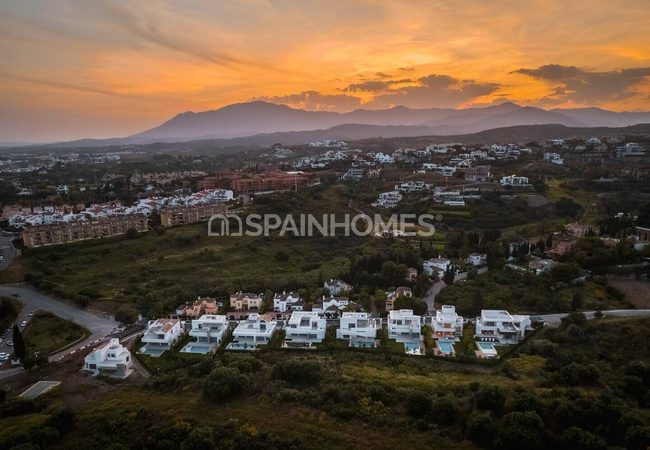 Estepona'da Yeni Altın Mil Üzerinde Satılık Ferah Evler 18