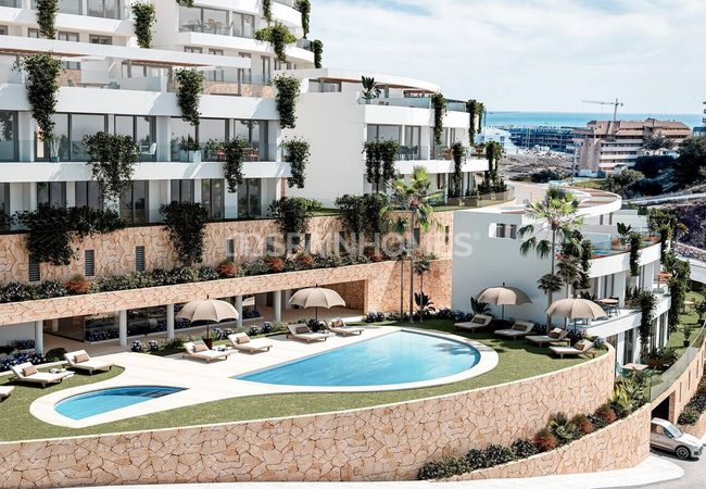 Fuengirola'da BREEAM Sertifikalı Havuzlu Yarı Müstakil Villalar 1