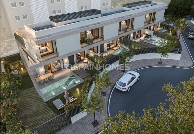 Malaga'da Özel Havuzlu Yarı Müstakil Villalar
