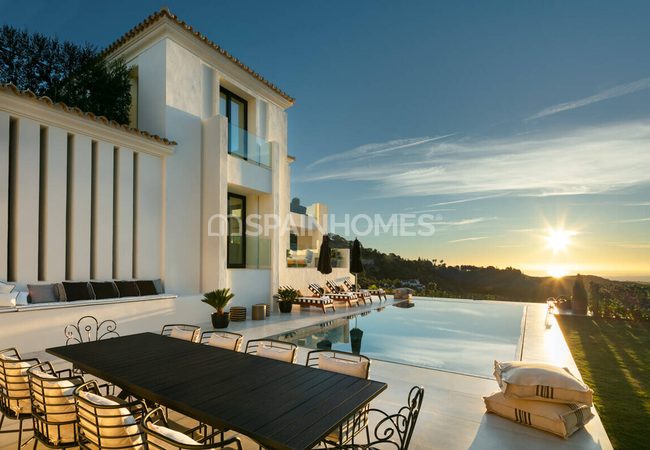Malaga Benahavis'te Özel Havuzlu Geniş Villa 1