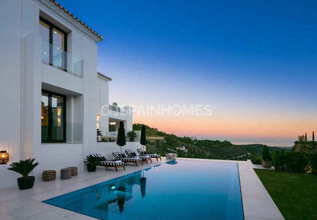 Malaga Benahavis'te Özel Havuzlu Geniş Villa 2
