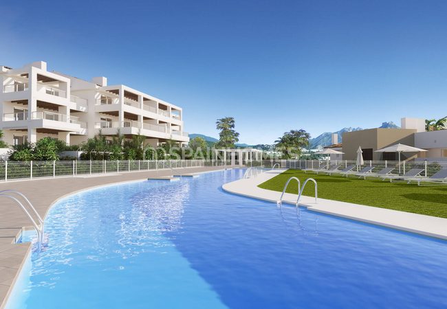 Benahavis'te Havuzlu Sitede Deniz Manzaralı Daireler 1