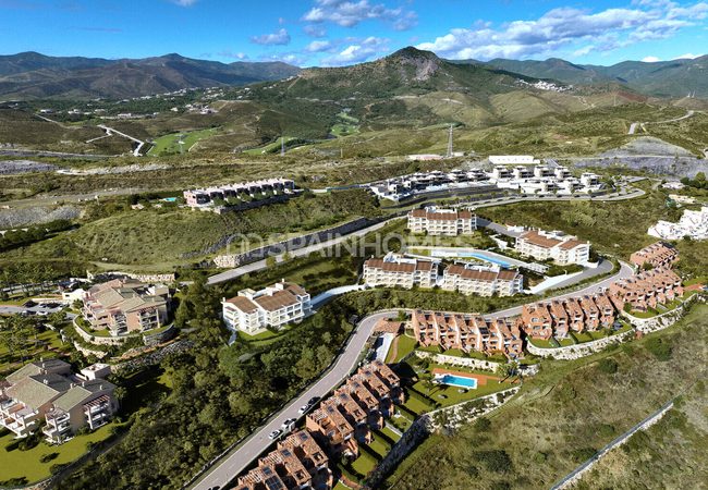 Benahavis'te Havuzlu Sitede Deniz Manzaralı Daireler 7