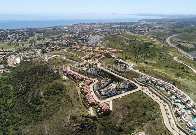 Benahavis'te Havuzlu Sitede Deniz Manzaralı Daireler 8