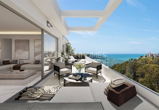 Benalmadena'da Plaja Yakın Havuzlu Sitede Deniz Manzaralı Daireler 1