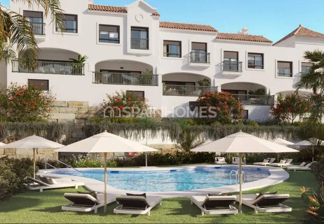 Estepona'da Özel Havuzlu ve Bahçeli Şık Yarı Müstakil Evler 1