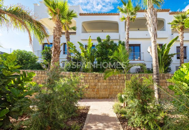 Estepona'da Özel Havuzlu ve Bahçeli Şık Yarı Müstakil Evler 3