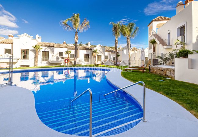 Estepona'da Özel Havuzlu ve Bahçeli Şık Yarı Müstakil Evler