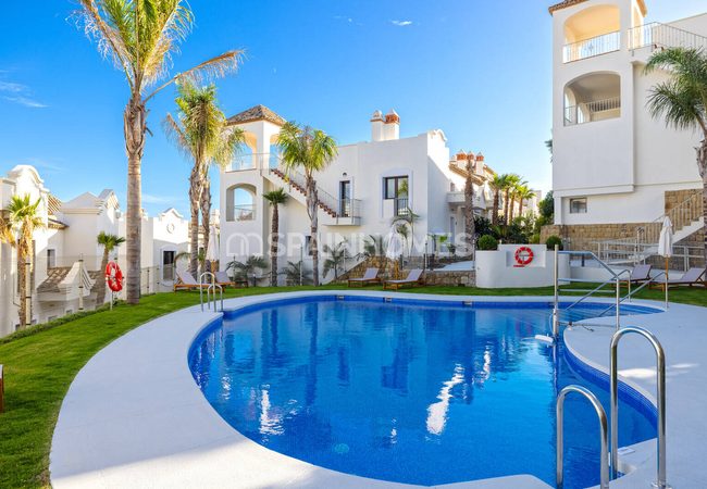 Estepona'da Özel Havuzlu ve Bahçeli Şık Yarı Müstakil Evler 4