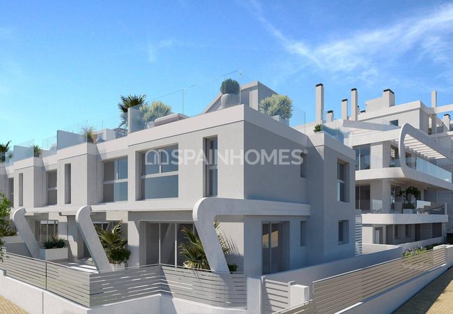 Málaga Estepona'da Plaja Yakın Sitede Şık Tasarımlı Evler 1
