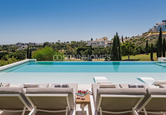 Benahavís'te Deniz Manzaralı ve Havuzlu Lüks Villa 8