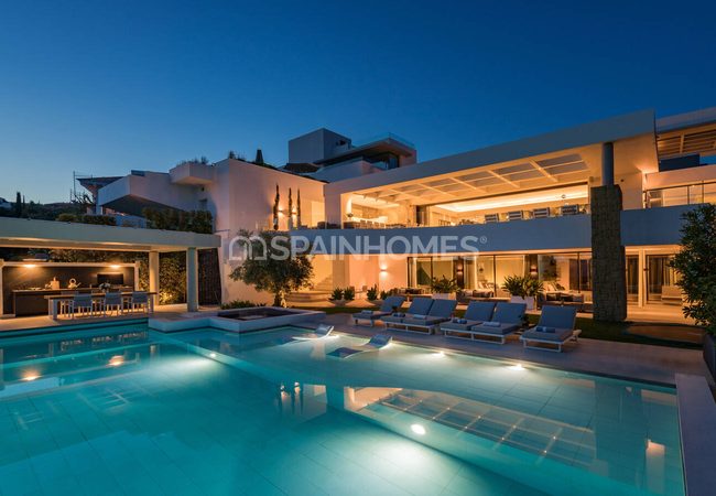 Benahavís'te Deniz Manzaralı ve Havuzlu Lüks Villa 14
