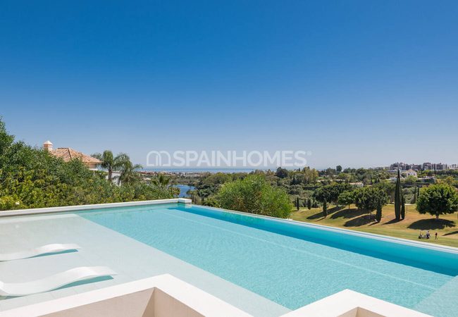 Benahavís'te Deniz Manzaralı ve Havuzlu Lüks Villa 6