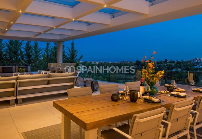 Benahavís'te Deniz Manzaralı ve Havuzlu Lüks Villa 10