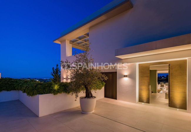 Benahavís'te Deniz Manzaralı ve Havuzlu Lüks Villa 12