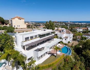 5-bedroom Villa for Sale Near the Marina in Benahavis 1