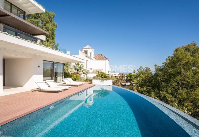 5-bedroom Villa for Sale Near the Marina in Benahavis 3