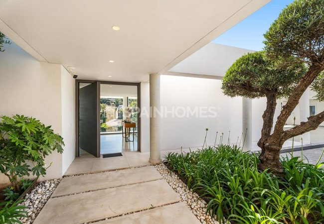 5-bedroom Villa for Sale Near the Marina in Benahavis 11