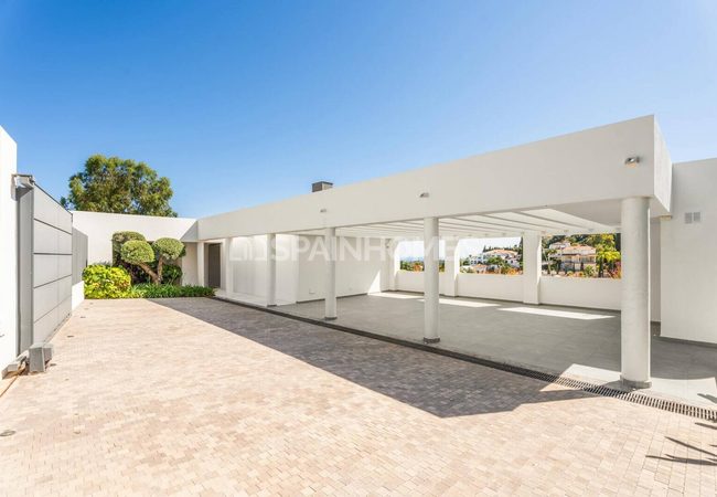 5-bedroom Villa for Sale Near the Marina in Benahavis 12