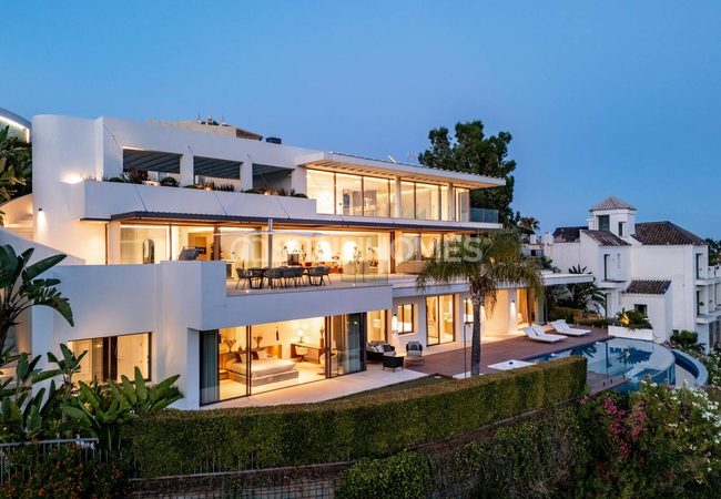 5-bedroom Villa for Sale Near the Marina in Benahavis 2