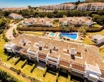 Mijas Málaga’da Doğa ve Golf Manzaralı Şık Yarı Müstakil Ev
