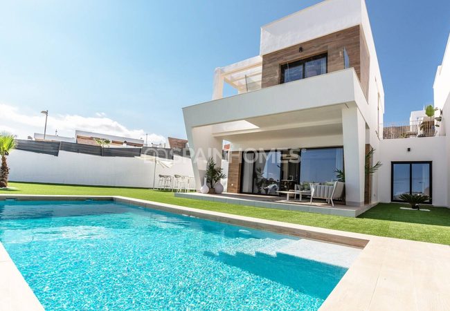 Alicante’de Sahile Yakın Müstakil Villalar