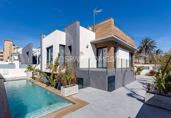 Stylish Villa Within Walking Distance to the Beach in Torrevieja