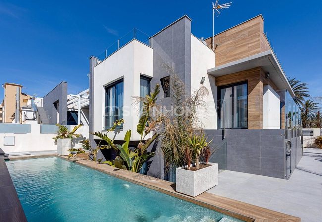 Stylish Villa Within Walking Distance to the Beach in Torrevieja 1