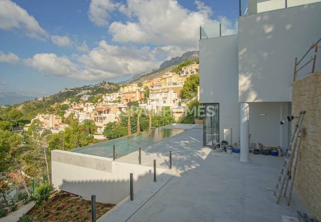Alicante Altea'da Muhteşem Manzaralı Lüks Villa 2