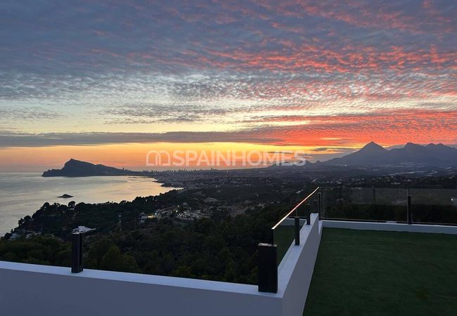Alicante Altea'da Muhteşem Manzaralı Lüks Villa