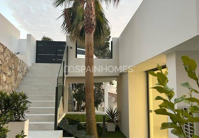Alicante Altea'da Muhteşem Manzaralı Lüks Villa 7
