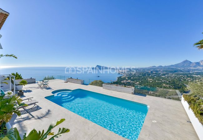 Alicante Altea'da Tepe Üzerinde Taşınmaya Hazır Villa