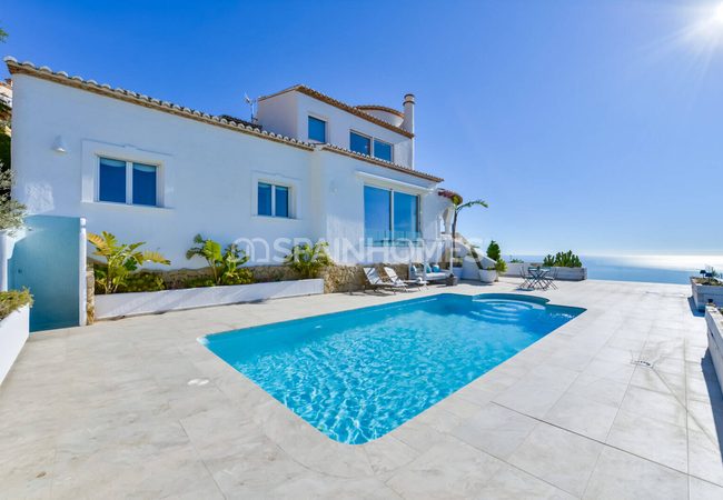 Alicante Altea'da Tepe Üzerinde Taşınmaya Hazır Villa 7