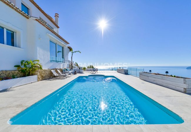 Alicante Altea'da Tepe Üzerinde Taşınmaya Hazır Villa 2