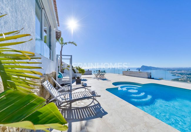 Alicante Altea'da Tepe Üzerinde Taşınmaya Hazır Villa 1