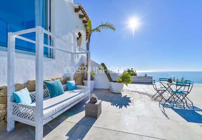 Alicante Altea'da Tepe Üzerinde Taşınmaya Hazır Villa 3