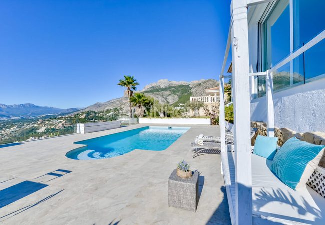 Alicante Altea'da Tepe Üzerinde Taşınmaya Hazır Villa 4
