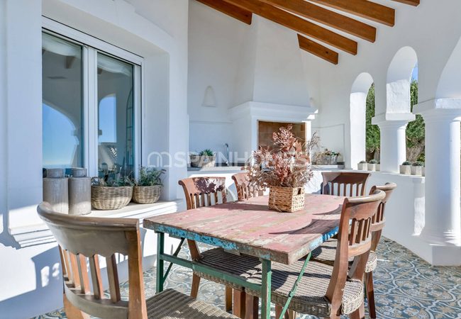 Alicante Altea'da Tepe Üzerinde Taşınmaya Hazır Villa 5