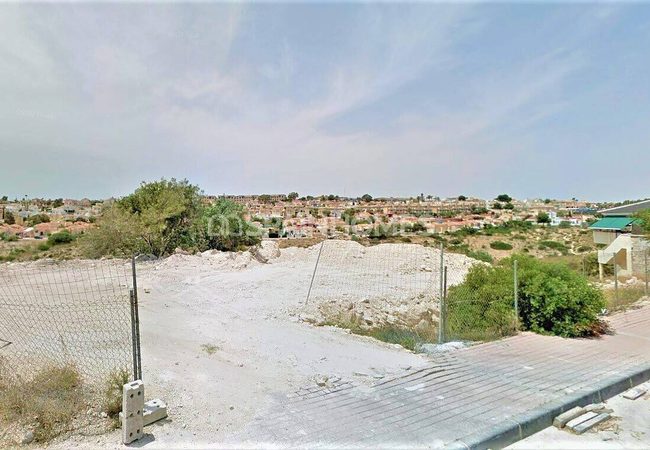 Land in a Tranquil Area Near the Beach in Alicante La Marina