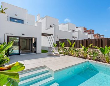 Alicante Mil Palmeras'ta Sahile Yakın Havuzlu Müstakil Villalar 1