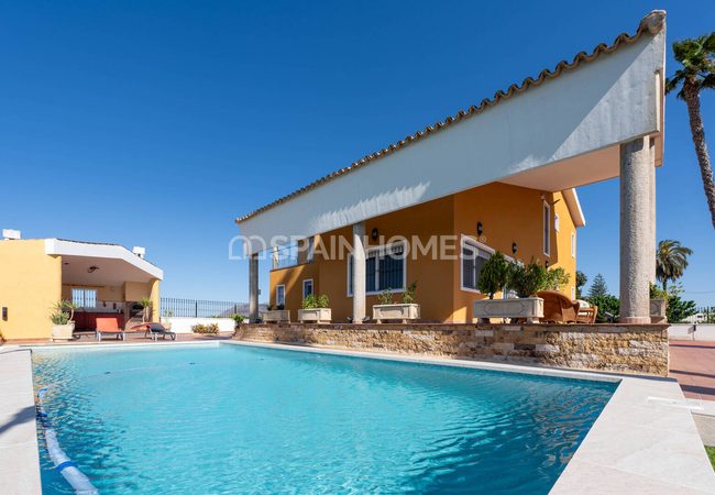 Amplia Villa Con Piscina Y Parking En Orihuela Centro
