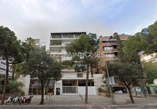 4-bedroom Flat Near Turo Park in Sairra Barcelona 2