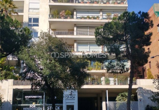4-bedroom Flat Near Turo Park in Sairra Barcelona 1